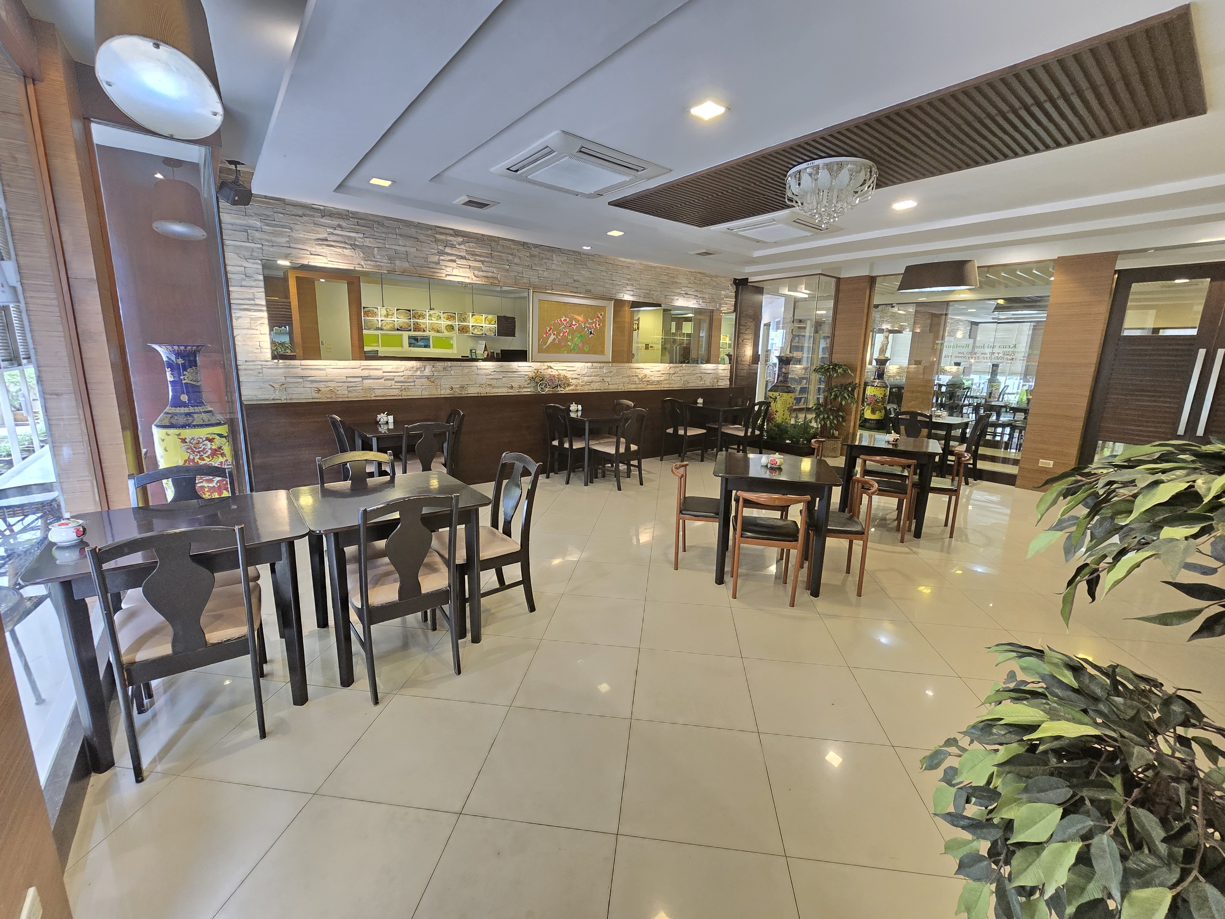 ห้องอาหาร ผนังหิน บรรยากาศอบอุ่น